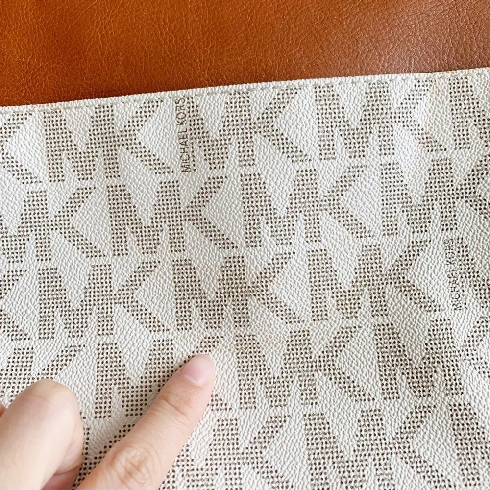 Michael Kors Hudson Satchel, Signature Logo Vanilla /‎ Acorn
